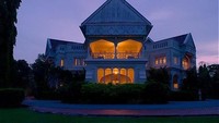 Dari luar, memang terlihat seperti rumah megah dengan gaya Neo-Gothic dan Tudor Revival (Carcosa Seri Negara)