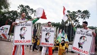 Selain itu, sejumlah pendukung Jokowi-Maruf Amin pun unjuk kebolehan dengan menggunakan eggrang di Tugu Proklamasi sebagai bentuk dukungan mereka kepada pasangan capres-cawapres tersebut.