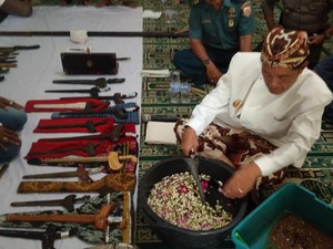 Begini Ritual Cuci Benda Pusaka Keraton Kaprabonan Cirebon