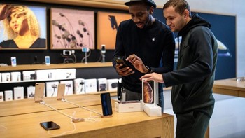 Kegembiraan iPhone anyar sudah dalam genggaman. Foto: Getty Images