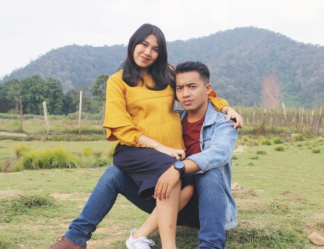 Ini potret mesra kebersamaan Intan bersama sang suami. Foto: Instagram @intanampina