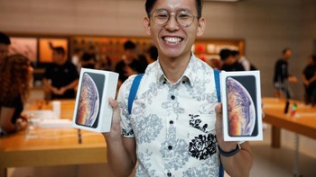 Di Singapura, pembeli pertama adalah Daniel Lim, pemuda berusia 23 tahun. Foto: Reuters