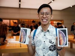 Senyum Merekah Para Pembeli iPhone Pertama Sejagat