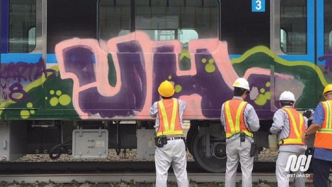 Bos MRT Murka Kereta Baru Dicoret-coret