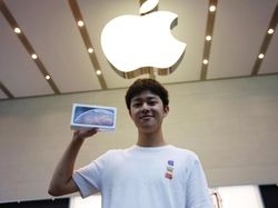 Senyum Merekah Para Pembeli iPhone Pertama Sejagat