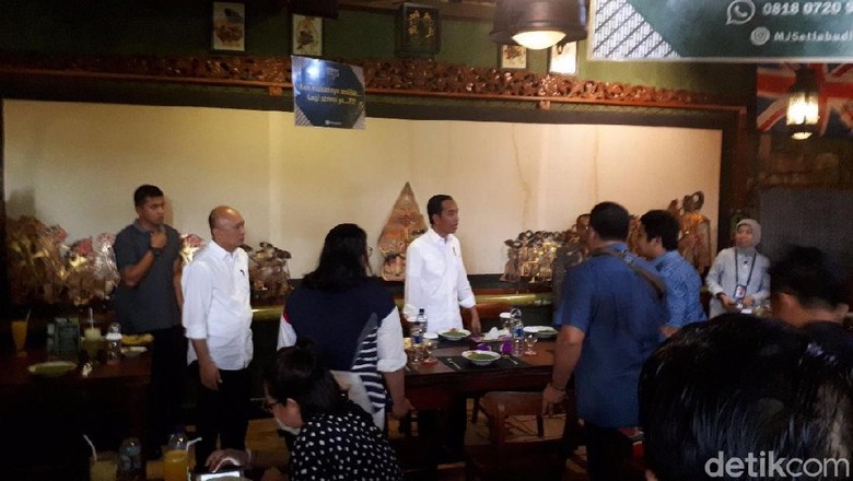 Jokowi Makan Siang di Restoran Jawa di Jaksel Jokowi Makan Siang di Restoran Jawa di Jaksel
