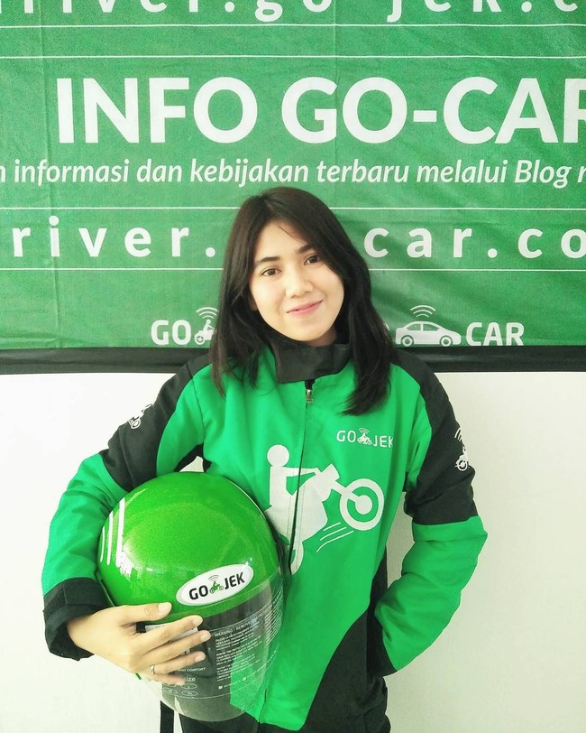 Ini Intan Septi Ceptina, wanita yang curi perhatian setelah foto dirinya yang mengenakan jaket ojek online lengkap dengan helm tersebar di internet. Foto: Instagram @intanampina