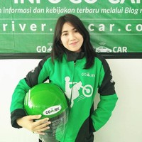 Ini Intan Septi Ceptina, wanita yang curi perhatian setelah foto dirinya yang mengenakan jaket ojek online lengkap dengan helm tersebar di internet. Foto: Instagram @intanampina