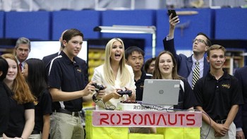 Ivanka bersama para anak muda tersebut mencoba salah satu rancangan milik peserta lomba robotik internasional di kantor NASA. Loren Elliott/Reuters.
