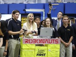 Keceriaan Ivanka Trump Saat Berkunjung ke Kantor NASA