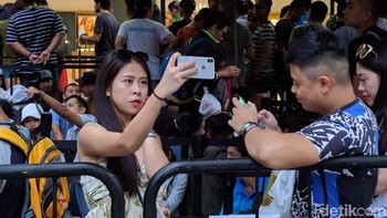 Mereka menghabiskan waktu dengan mengutak atik iPhone generasi lama yang mungkin siap diganti dengan yang baru. Foto: Adi Fida Rahman/detikinet