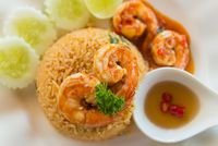 Mendung-mendung Enaknya Makan Nasgor Tom Yum yang Pedas Hangat