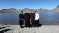 Dengan didampingi istri masing-masing juga jajaran pejabat kedua negara, Moon dan Kim Jong-Un berjalan berkeliling di area tersebut (Pyeongyang Press Corps/Pool via REUTERS)  