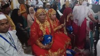 Atribut itu juga sebagai pembeda bahwa yang bersangkutanlah yang baru saja pulang membawa predikat haji. Ini menjadi salah satu tradisi bagi warga Sulsel yang baru pulang berhaji.