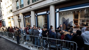 Meski dikabarkan tidak sebanyak antrean tahun lalu, antusiasme fanboy Apple masih terasa di London. Foto: Getty Images