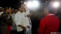 Mereka langsung masuk ke bagian dalam KPU dan disambut para sekjen parpol Koalisi Indonesia Kerja yang tiba terlebih dahulu. Mereka sebelumnya bergerak dari Tugu Proklamasi.