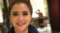 Presenter Vega Darmawanti, ternyata Vega menggunakan jasa dokter dari saran Olla Ramlan. Vega pernah mengungkapkan, untuk melakukan veneer, ia menghabiskan Rp 10 juta tiap gigi. (Foto: Instagram)