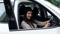 Kesan tomboy malah semakin terlihat saat model itu berpose di ruang kemudi mobil tersebut.