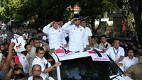 Prabowo memberi salam hormat saat dari atas mobil Lexus sepulang dari KPU (Foto: ANTARA FOTO/Reno Esnir)