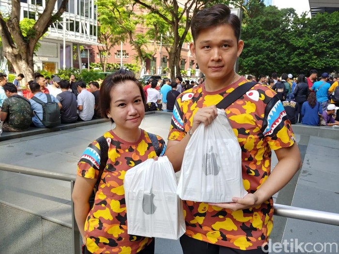 Pasangan asal Bogor berburu iPhone baru. Foto: Adi Fida Rahman/detikinet Pasangan asal Bogor berburu iPhone baru. Foto: Adi Fida Rahman/detikinet