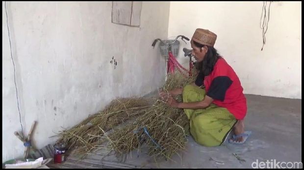 Dari rumput inilah bisa dibuat songkok