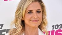 Aktris Sarah Michelle Gellar mengidap skoliosis sejak kecil. Ia lalu aktif dalam gymnastik dan latihan Pilates rutin untuk menanganinya. Walaupun ia memiliki masalah serius, namun ia tak masalah saat mengenakan pakaian yang menunjukkan bagian punggungnya. Foto: Getty Images