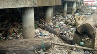 Petugas mulai mengangkut sampah sejak 2 hari lalu. Mulai di bawah Ampera hingga arah seberang Ulu dan Seberang Ilir seluruhnya dibersihkan. (Raja-detik)