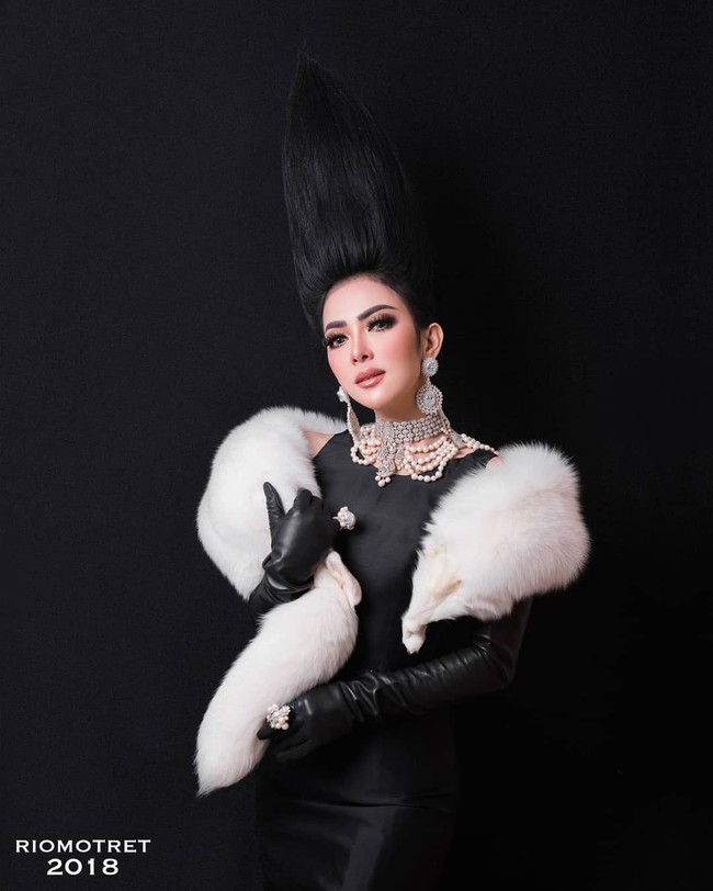 Tampil dengan rambut yang ia juluki jambul khatulistiwa, Syahrini mendapat inspirasi dari Audrey Hepburn untuk look berikut. Gaun hitam itu tak lain adalah rancangan Didi Budiardjo yang dipadukan bersama kalung dan anting karya Rinaldy A Yunardi. Foto: Dok. Instagram @riomotret