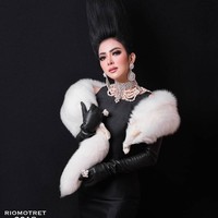 Tampil dengan rambut yang ia juluki jambul khatulistiwa, Syahrini mendapat inspirasi dari Audrey Hepburn untuk look berikut. Gaun hitam itu tak lain adalah rancangan Didi Budiardjo yang dipadukan bersama kalung dan anting karya Rinaldy A Yunardi. Foto: Dok. Instagram @riomotret