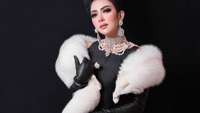 Detail Kostum Megah Syahrini di Konser 10 Tahun Jambul Khatulistiwa
