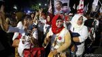 Kegembiraan Para Pendukung Saat Pamer Nomor Urut Pilpres di KPU