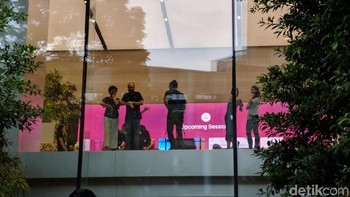 Para pegawai Apple Store mengamati dari atas sembari bersiap-siap membuka toko. Foto: Adi Fida Rahman/detikinet
