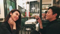  Berteman dekat dengan artis Velove Vexia, Ezra pamerkan foto akrab mereka ketika makan malam di restoran bareng. Lengkap dengan Ezra yang memegang segelas wine. Foto: Instagram @ezrajwilliam