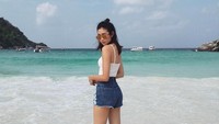Gadis 25 tahun ini rupanya suka liburan ke pantai. Begini gaya santai Ploypayap saat menikmati resort mewah The Ratcha di Phuket, Thailand (Instagram/@ploypayap_s)  