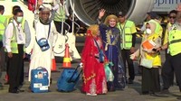 Gaya ini dapat dilihat saat para jemaah haji asal Sulsel, mulai turun dari pesawat. Baju baju hijab sutera yang dibawa dari kampung langsung dikenakan sesaat sebelum pesawat landing.