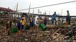 Foto: Petugas Berjibaku Angkut Tumpukan Sampah di Sungai Musi