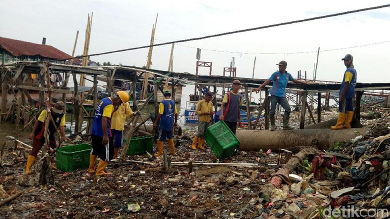 Tanpa Alat Berat, Petugas Angkut Sampah Sungai Musi Pakai Tangan Tanpa Alat Berat, Petugas Angkut Sampah Sungai Musi Pakai Tangan