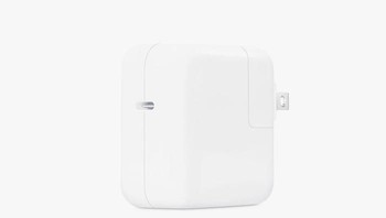 3. 30W Power Adapter - USD 50: iPhone terbaru sudah mendukung isi ulang cepat, masalahnya Apple tidak menyertakan perangkatnya. Charger yang ada di boks Apple tidak mendukung fitur tersebut. Pengguna masih harus membeli charger khusus ini dan juga kabel terpisah. Foto: Apple
