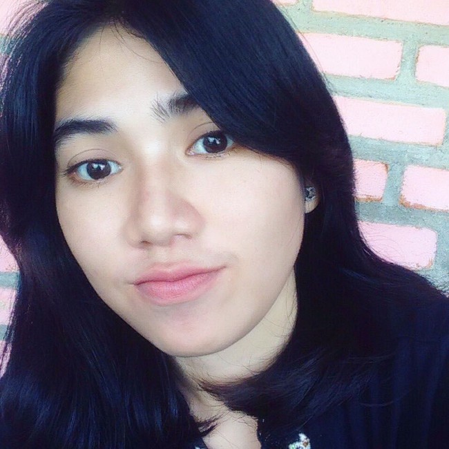 Tak sedikit dari mereka yang menyebut jika wajah Intan ini mirip dengan penyanyi Isyana Sarasvati. Beberapa juga menyebutnya terlihat seperti Via Vallen. Foto: Instagram @intanampina