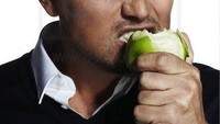 Saat ini ia dikenal sebagai seorang vegetarian. Ia juga aktif sebagai pemerhati lingkungan dan filantropi. Foto: pinimg