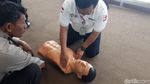 Foto: Beragam Ekspresi Saat Menghadapi Korban Pingsan Mendadak