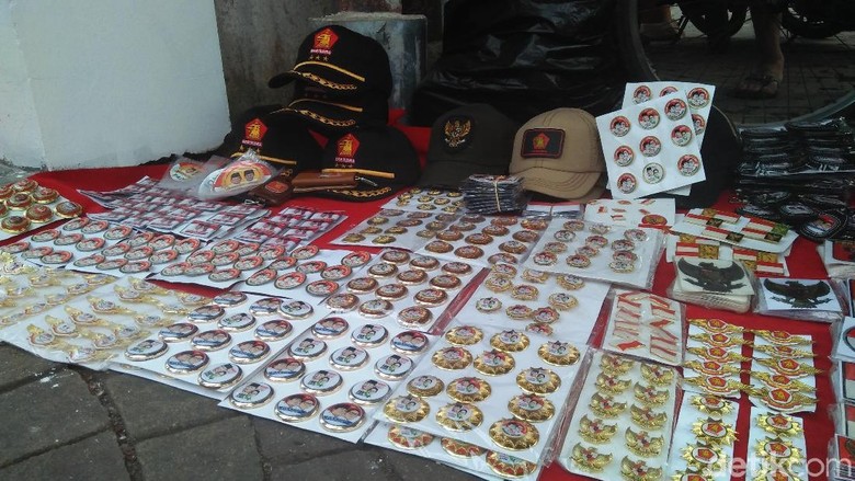 Di Posko Prabowo-Sandiaga, Dijual Atribut 2019 Ganti Presiden Di Posko Prabowo-Sandiaga, Dijual Atribut 2019 Ganti Presiden