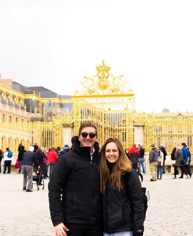 Hannah dan Chad Janis adalah pasangan yang tengah berhenti bekerja demi keliling dunia. Mereka pun mengandalkan 2 juta poin yang didapat dari kartu kredit untuk mendukung perjalanan. Kini keduanya sudah berkunjung ke 18 negara. Bagaimana caranya? Foto: Instagram @hannahandchad