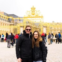 Hannah dan Chad Janis adalah pasangan yang tengah berhenti bekerja demi keliling dunia. Mereka pun mengandalkan 2 juta poin yang didapat dari kartu kredit untuk mendukung perjalanan. Kini keduanya sudah berkunjung ke 18 negara. Bagaimana caranya? Foto: Instagram @hannahandchad