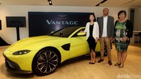 Aston Martin New Vantage sendiri terdapat 5 varian warna yakni, kuning, merah, silver, putih dan hitam.