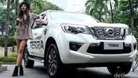 Meski berpose dengan mobil besar, kecantikan sang model pun tak berkurang sedikitpun.