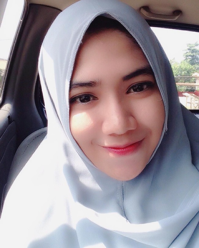 Ini penampilan Intan saat mengenakan hijab instan bernuansa abu-abu. Foto: Instagram @intanampina