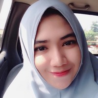 Ini penampilan Intan saat mengenakan hijab instan bernuansa abu-abu. Foto: Instagram @intanampina