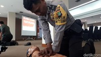 Disuruh kompresi korban tidak sadarkan diri sebanyak 200 kali, bapak polisi ini ngos-ngosan. Foto: Widiya Wiyanti/detikHealth