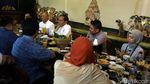 Jelang Pengundian Nomor Urut, Jokowi Makan Siang di Restoran Jawa